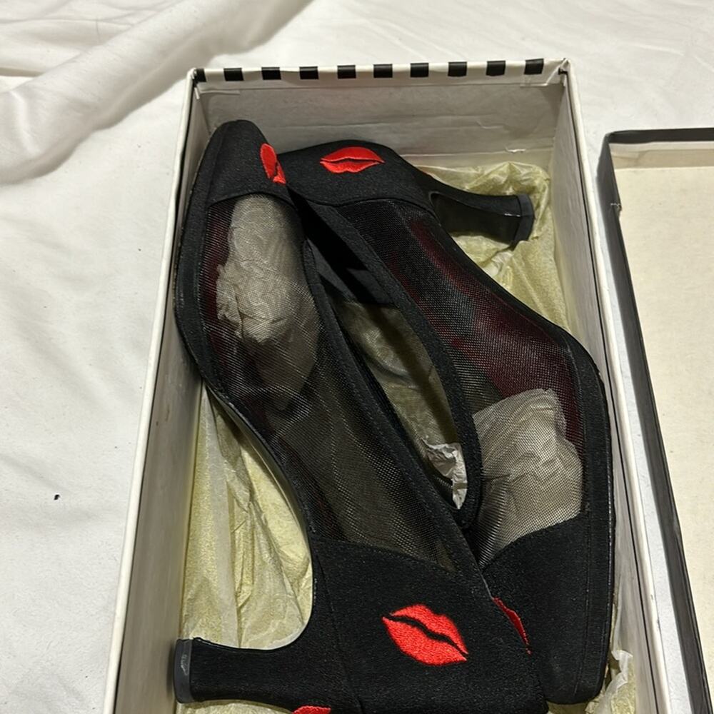 Stuart Weitzman for Nicole Miller 8 black Tiparillo Lucky Lips Crepe vintage euc